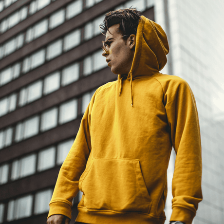 Hauts pour homme pour sport et la mode, dans l'image un homme avec pull jaune