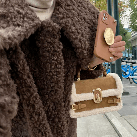 Sac à main luxe à bandoulière assorti avec coutures en peluche et texture avancée