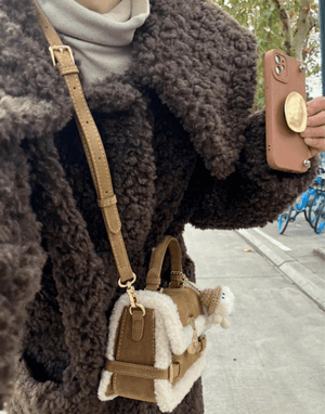 Sac à main luxe à bandoulière assorti avec coutures en peluche et texture avancée